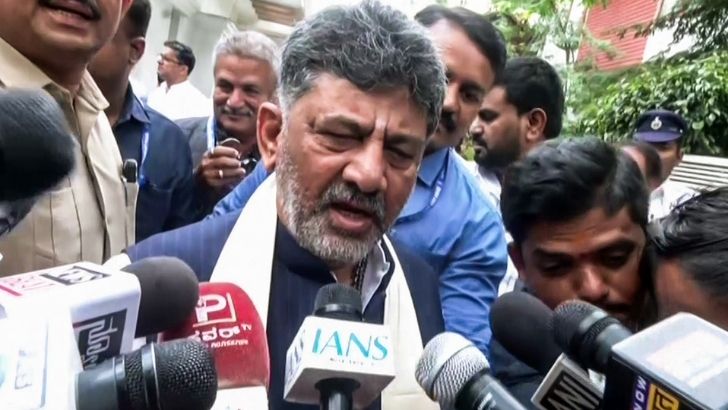 https://salarnews.in/public/uploads/images/newsimages/maannewsimage28082026_212537_DK Shivakumar.jpg